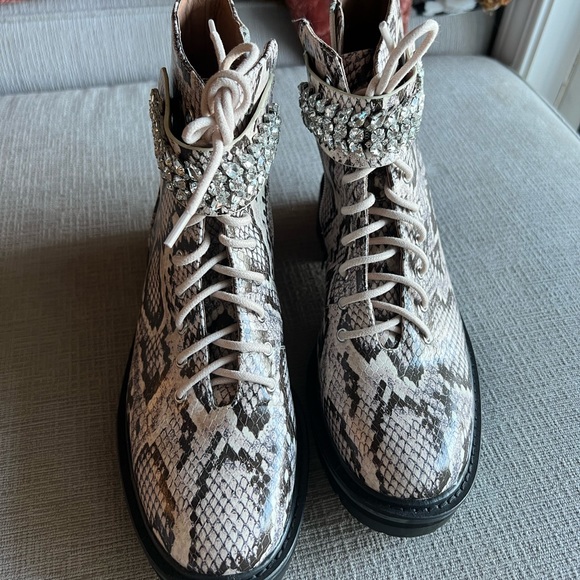 NWOT Antonio Melani Snake Print Combat Boot Sz 8 - Picture 3 of 5